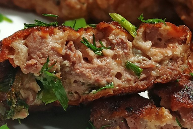 Рубленые печеночные котлеты  с зеленью