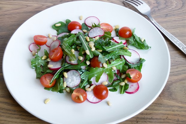 Руккола с редисом и помидорами