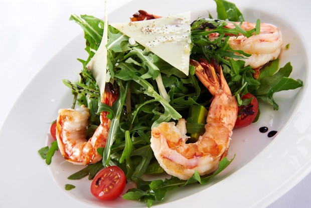Рукола с тигровыми креветками