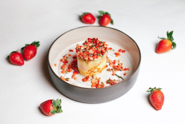 Блинный рулет с надуги и тартаром из клубники