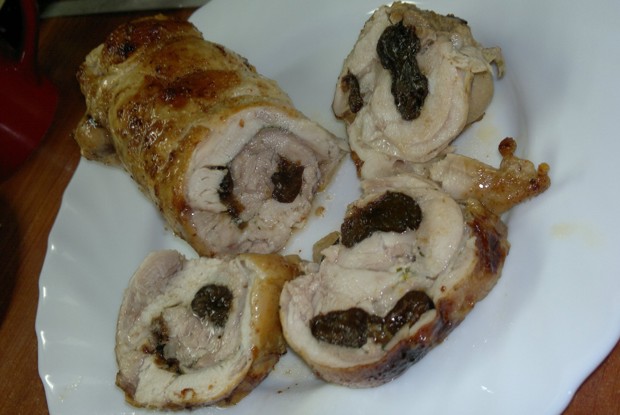 Рулет из цыпленка корнишон с черносливом