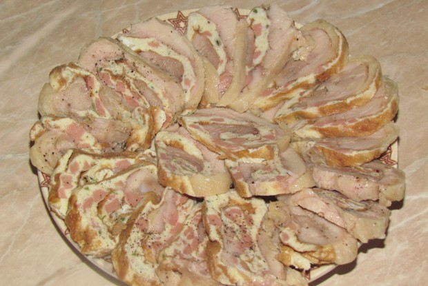 Рулет из фаршированной курицы