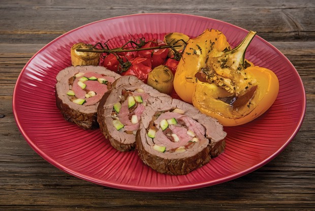 Рулет из говядины с запечеными овощами и бальзамико