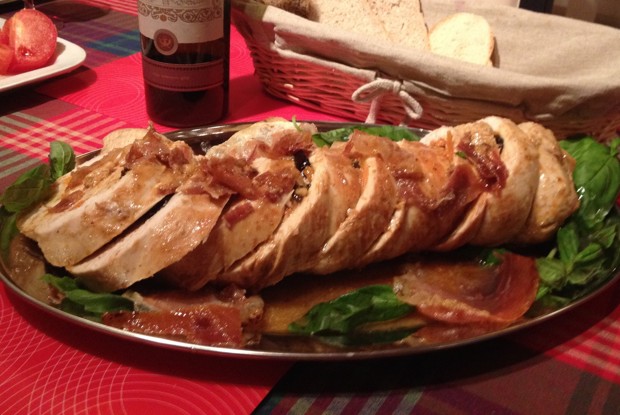 Рулет из индейки в беконе