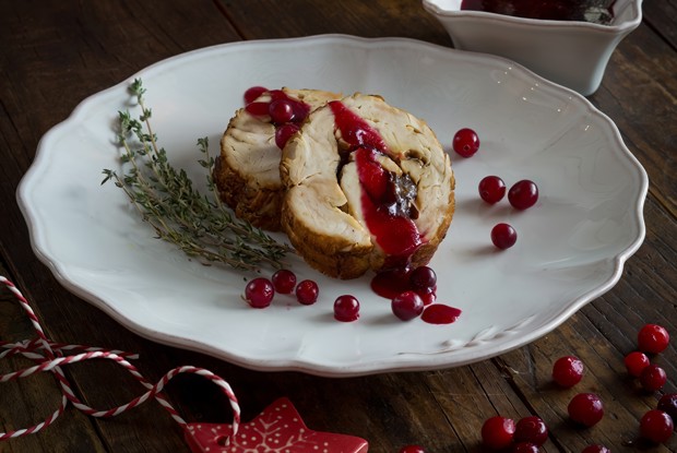 Рулет из индейки с каштаном и черносливом — Филето галопулас мэ кастана ке Дамаскина