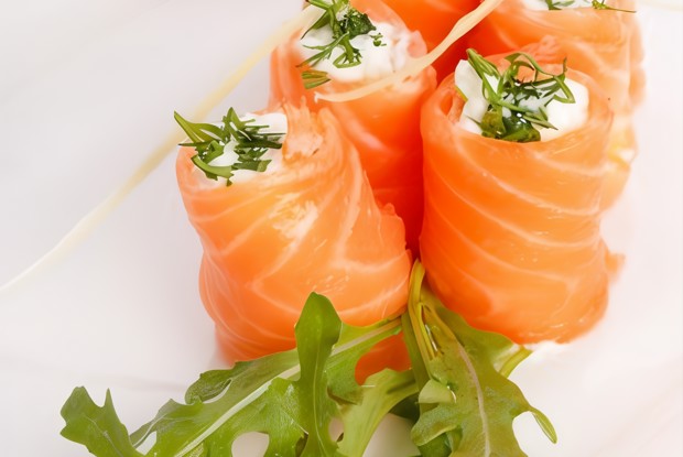 Рулет из копченого лосося, сливочного сыра и зеленого лука