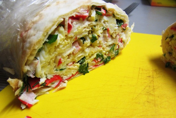 Рулет из крабовых палочек в лаваше