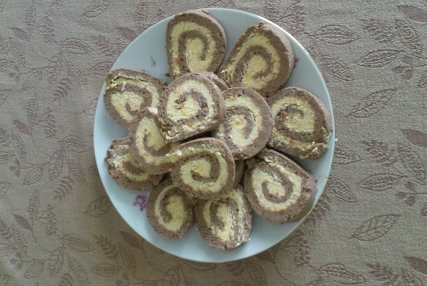 Рулет из куриной печени с сырно-яичной начинкой