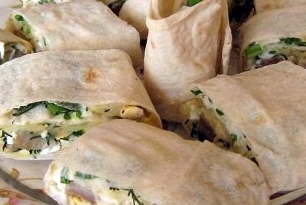 Рулет из лаваша с копченой куриной грудкой