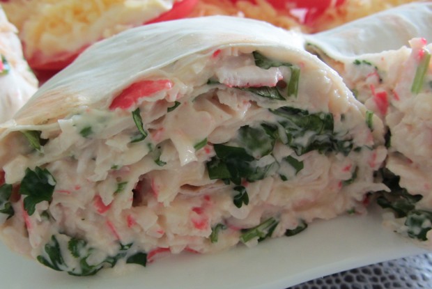 Рулет из лаваша с крабовыми палочками и укропом