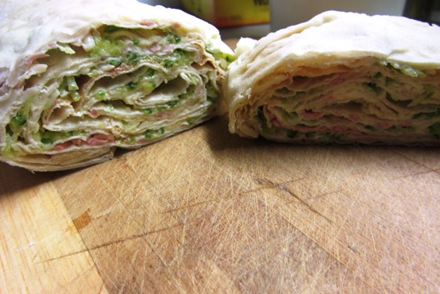 Рулет  из лаваша с сыром и копченой колбасой