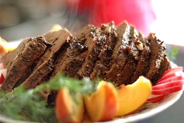 Рулет из оленины с черносливом и грецкими орехами