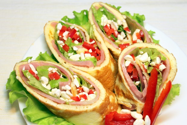 Рулет из омлета с зерненым творогом