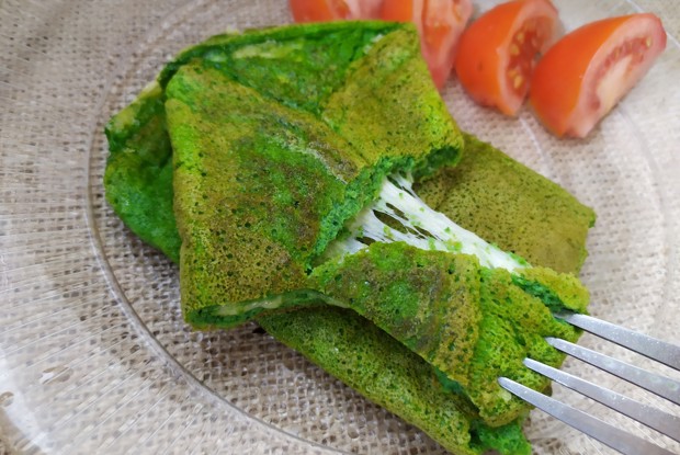 Рулет из омлета со шпинатом и сыром