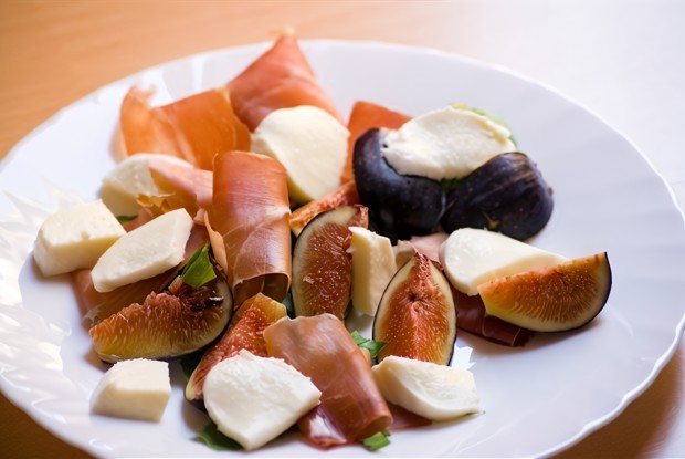 Рулет из пармской ветчины и фаршированного рикоттой поджаренного инжира с салатом из рукколы