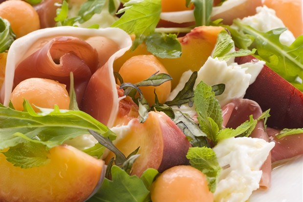 Рулет из пармской ветчины с дыней