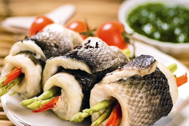 Рулет из сибаса с овощами