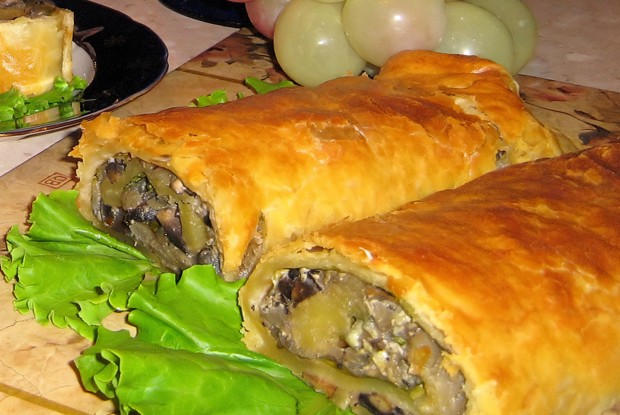 Рулет из слоеного теста с курицей и грибами