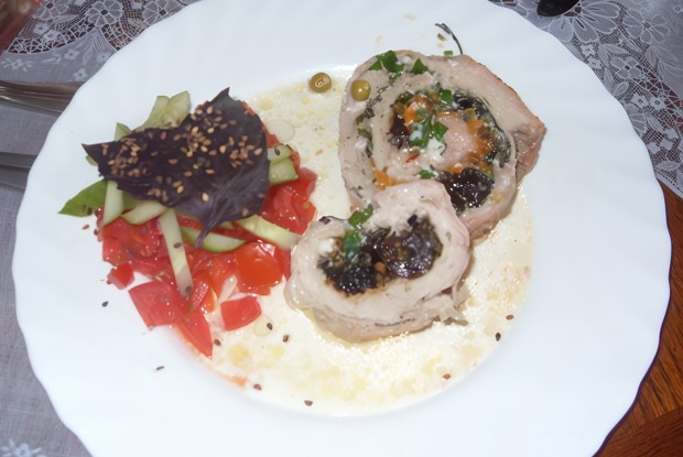 Рулет из свинины с черносливом и шафраном