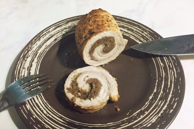 Рулет из свинины с пикантной начинкой