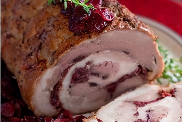 Рулет из свинины с вяленой клюквой и тимьяном