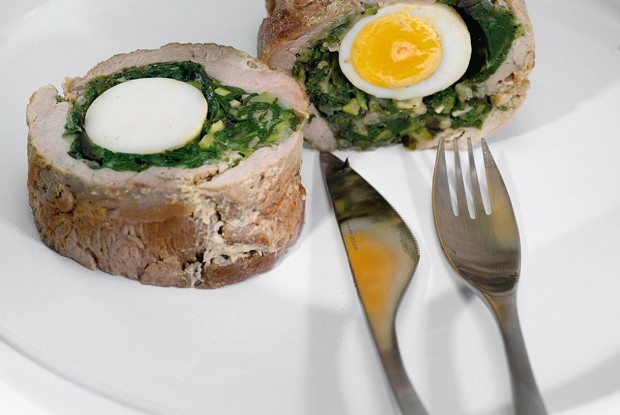 Рулет из свинины со шпинатом и яйцом