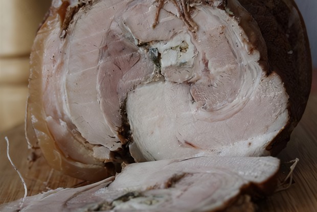 Рулет из свинины в луковой шелухе