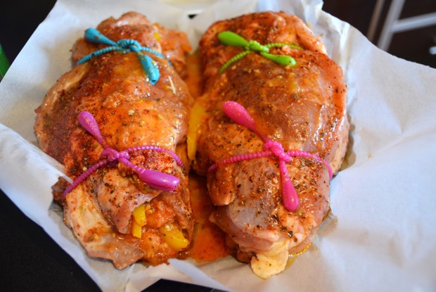 Рулет из свинины, запеченный с томатами и сладким перцем