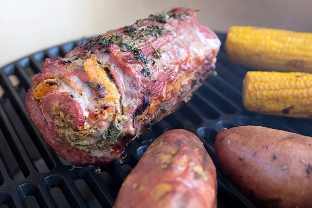 Рулет из свиной вырезки с абрикосами на гриле