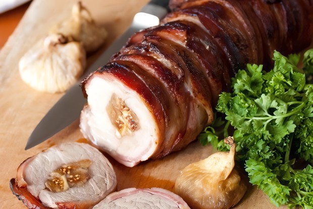 Рулет из свиной вырезки с инжиром