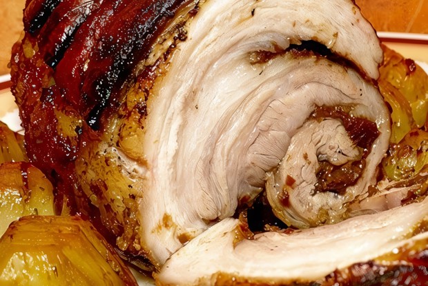 Рулет из свиной вырезки с копченой грудинкой