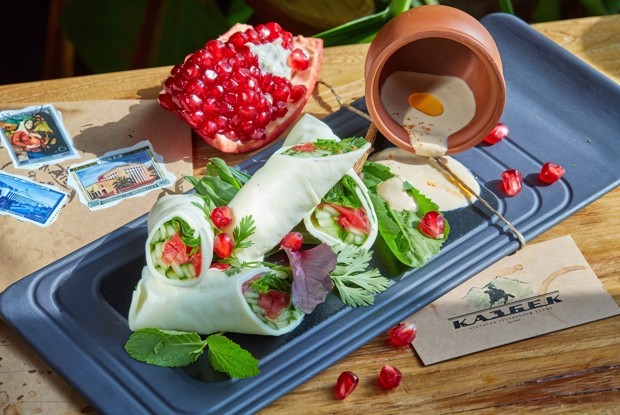 Рулет из сыра Сулугуни с овощами