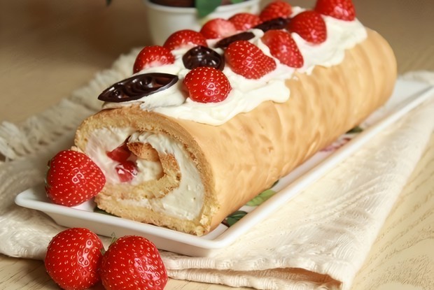Рулет «Клубника со сливками»