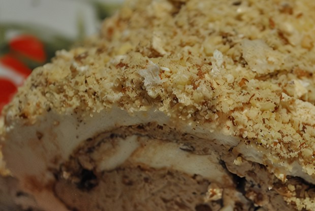 Рулет «Павлова» с кофе и фундуком