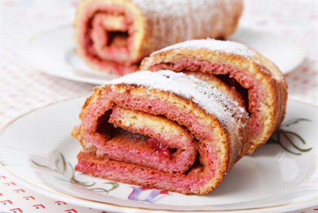 Рулет с йогуртово-малиновой начинкой