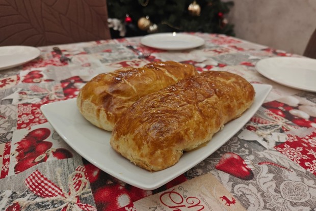 Рулет с куриным филе в слоеном тесте