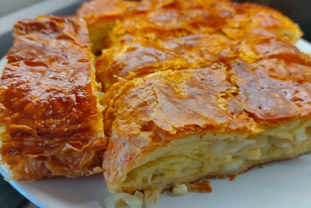 Рулет с луком сыром и яйцом