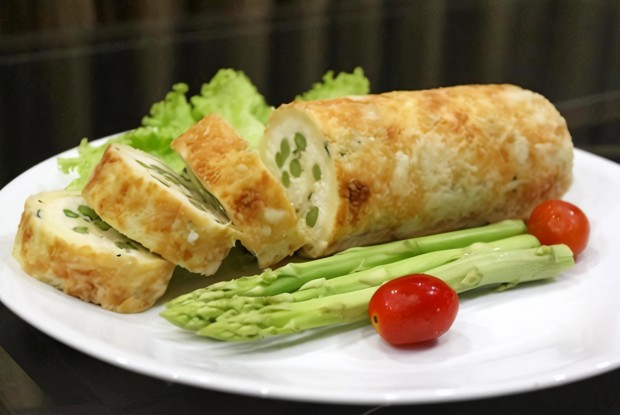 Рулет с сыром и спаржей