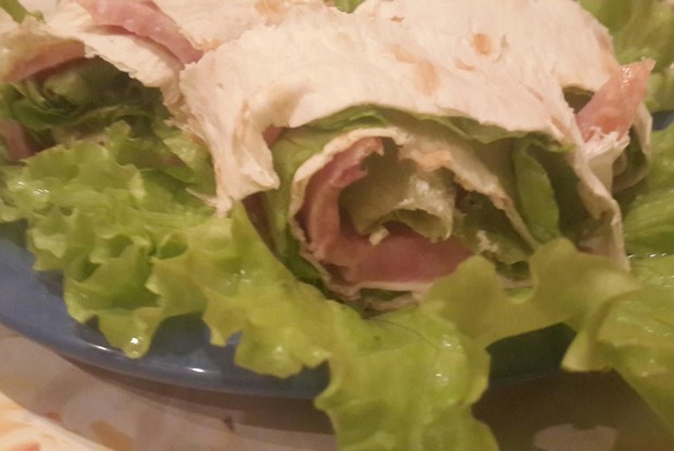 Рулет с ветчиной и сыром в лаваше