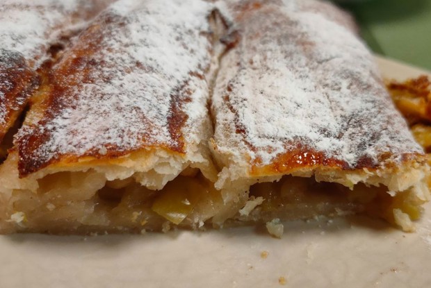 Рулет с яблоком и корицей