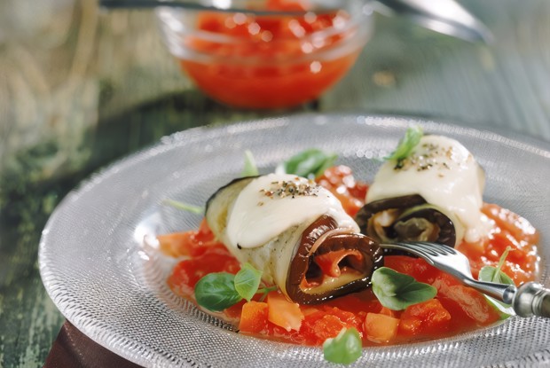 Рулеты из баклажана и моцареллы с приправой из рукколы