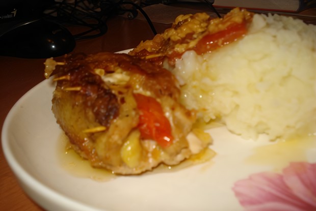 Рулеты из куриных бедер со сладким перцем и сыром