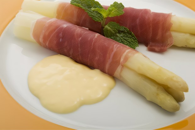 Рулеты из ветчины со спаржей и майонезом