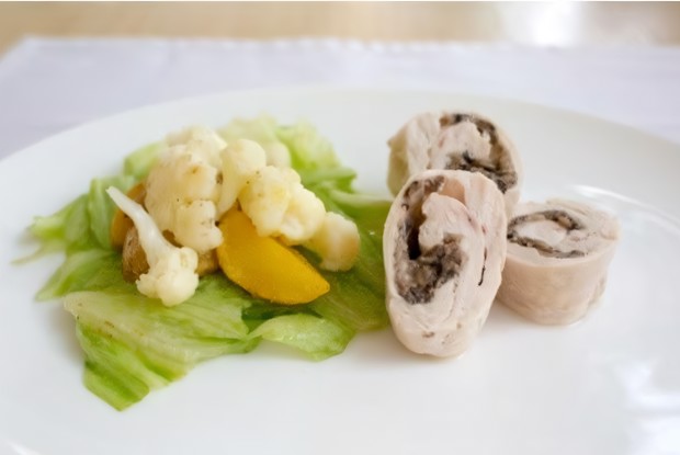 Рулетик из филе индейки с черносливом