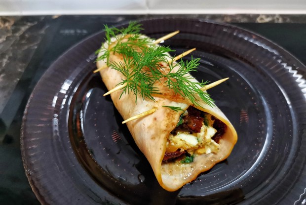 Рулетик из ветчины с яйцом