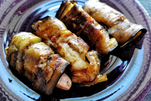 Рулетики из баклажана с сыром качотта