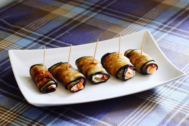 Рулетики из баклажана с фетой и помидорами