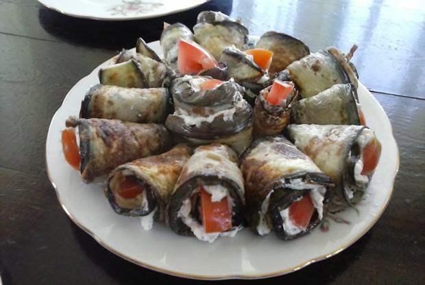 Рулетики из баклажанов с брынзой и помидорами