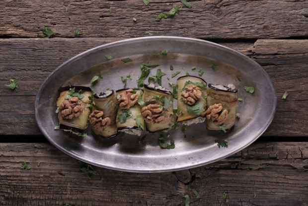 Рулетики из баклажанов с орехами