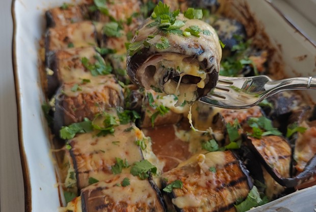 Рулетики из баклажанов в духовке